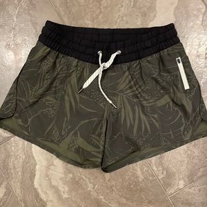 Vuori Shorts